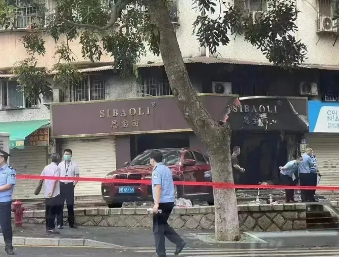 厦门大火的最新消息被披露:女的,女儿,保姆遇难,男的不在店里(图2) 厦门大火的最新消息被披露:女的,女儿,保姆遇难,男的不在店里(图2)