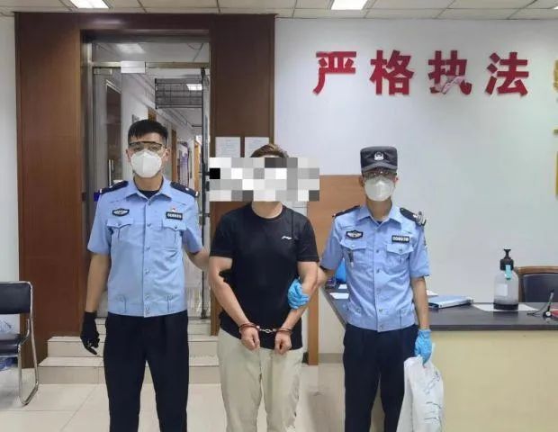 拘留,男子持假消防证在北京机场值班(图1) 拘留,男子持假消防证在北京机场值班(图1)