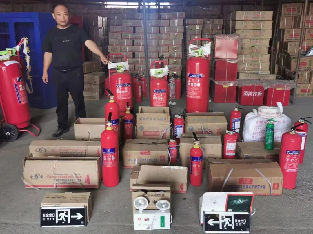 明知是假劣灭火器,仍然售卖,刑拘!(图1) 明知是假劣灭火器,仍然售卖,刑拘!(图1)