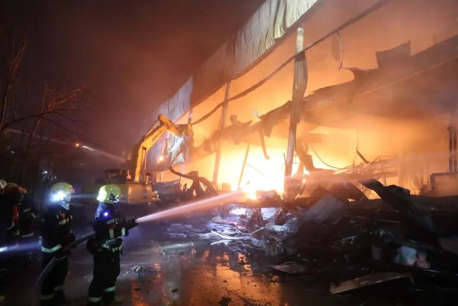 安阳厂房火灾亡38人,为啥人没跑出去,谁的责任?(图2) 安阳厂房火灾亡38人,为啥人没跑出去,谁的责任?(图2)