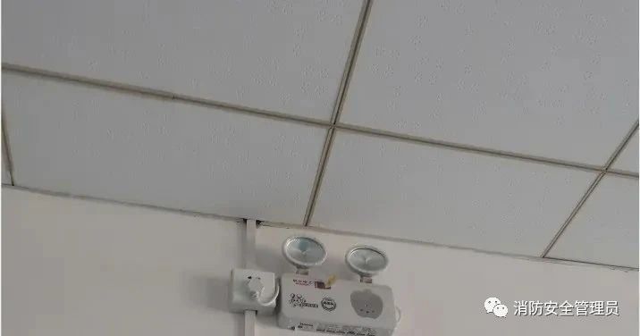 消防应急照明与疏散指示灯具为何不能采用插座连接？原因是什么？(图1)